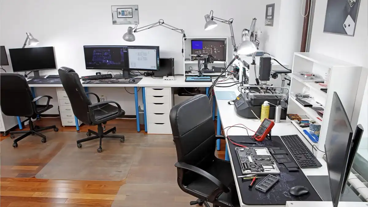 Echipament profesional Radical Service — microscop, stații JBC, programatoare