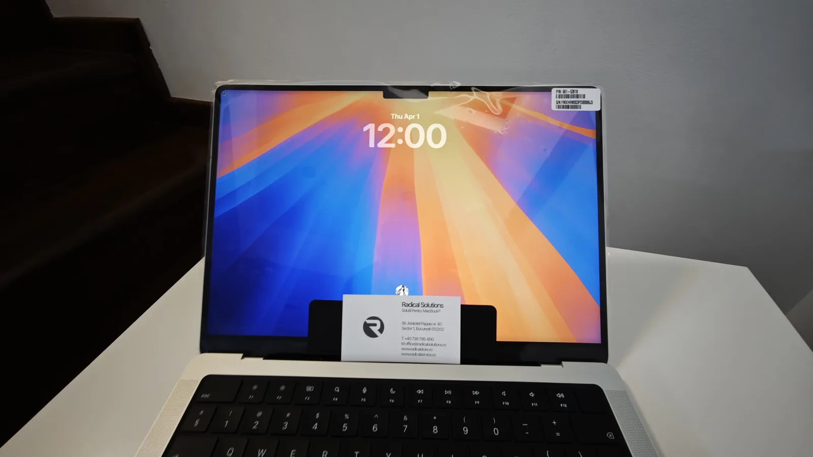 MacBook Pro 14 M5 cu display-ul nou montat, pornit, cu ecranul de blocare afișat