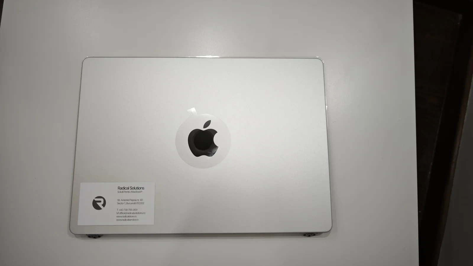 Capacul nou din aluminiu al ansamblului de display, cu folia de protecție pe logo