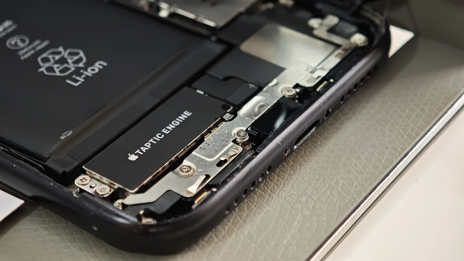 Un iPhone XR, un pahar vărsat și o întrebare: cât valorează ce e înăuntru?