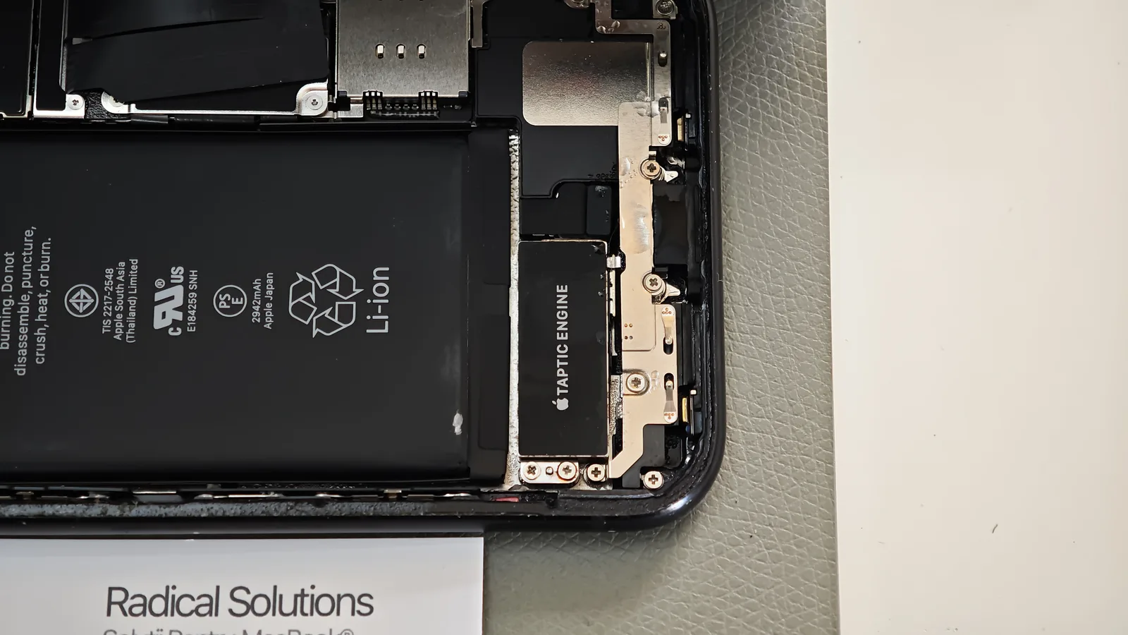 Urme lucioase de lichid lângă Taptic Engine pe un iPhone XR