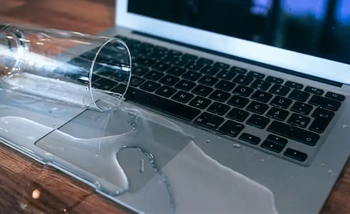 Lichid Vărsat pe MacBook — Pași Imediați și Ce Poți Salva