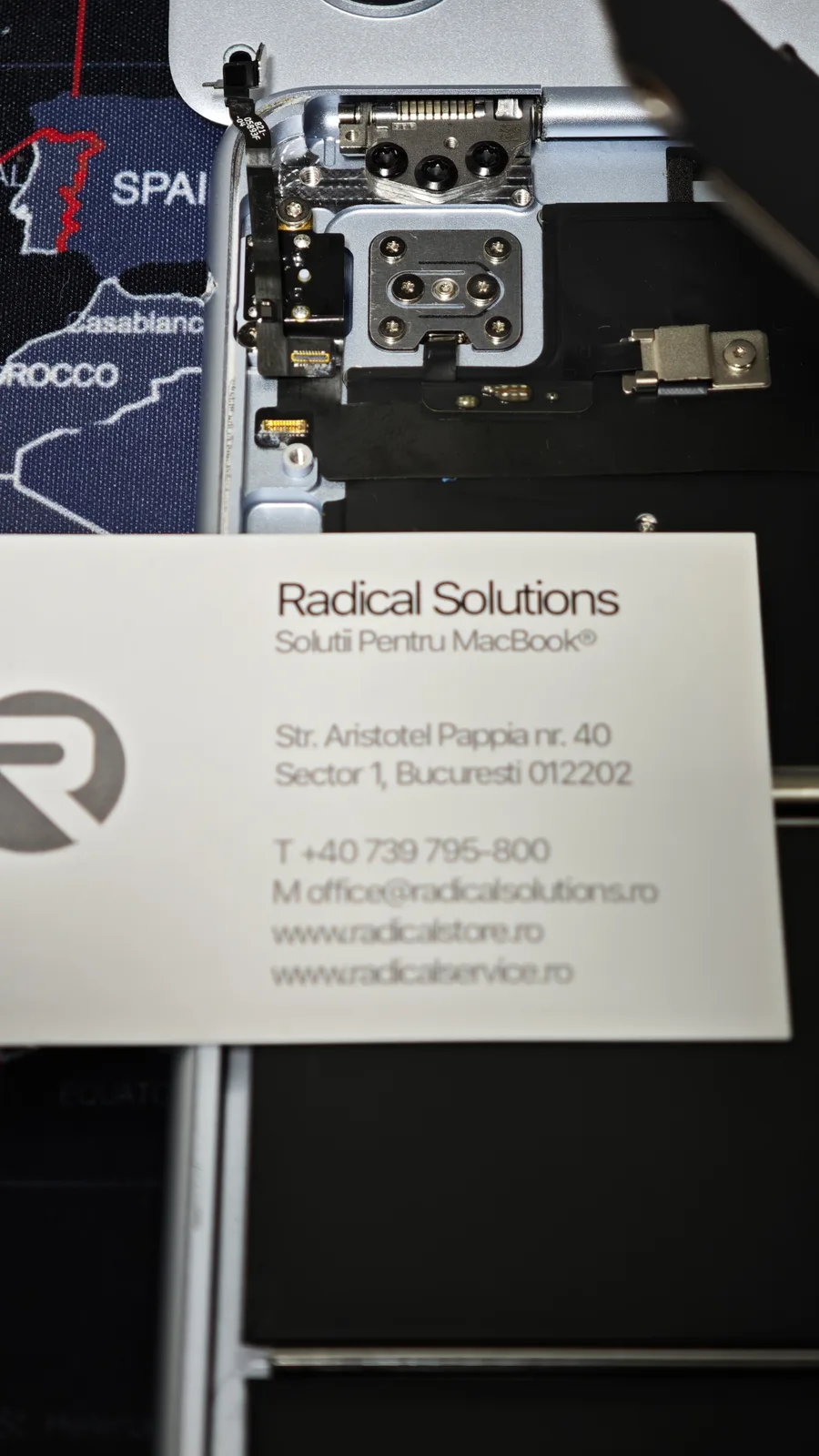 Zona balamalei MacBook Air M5 în atelierul Radical Service