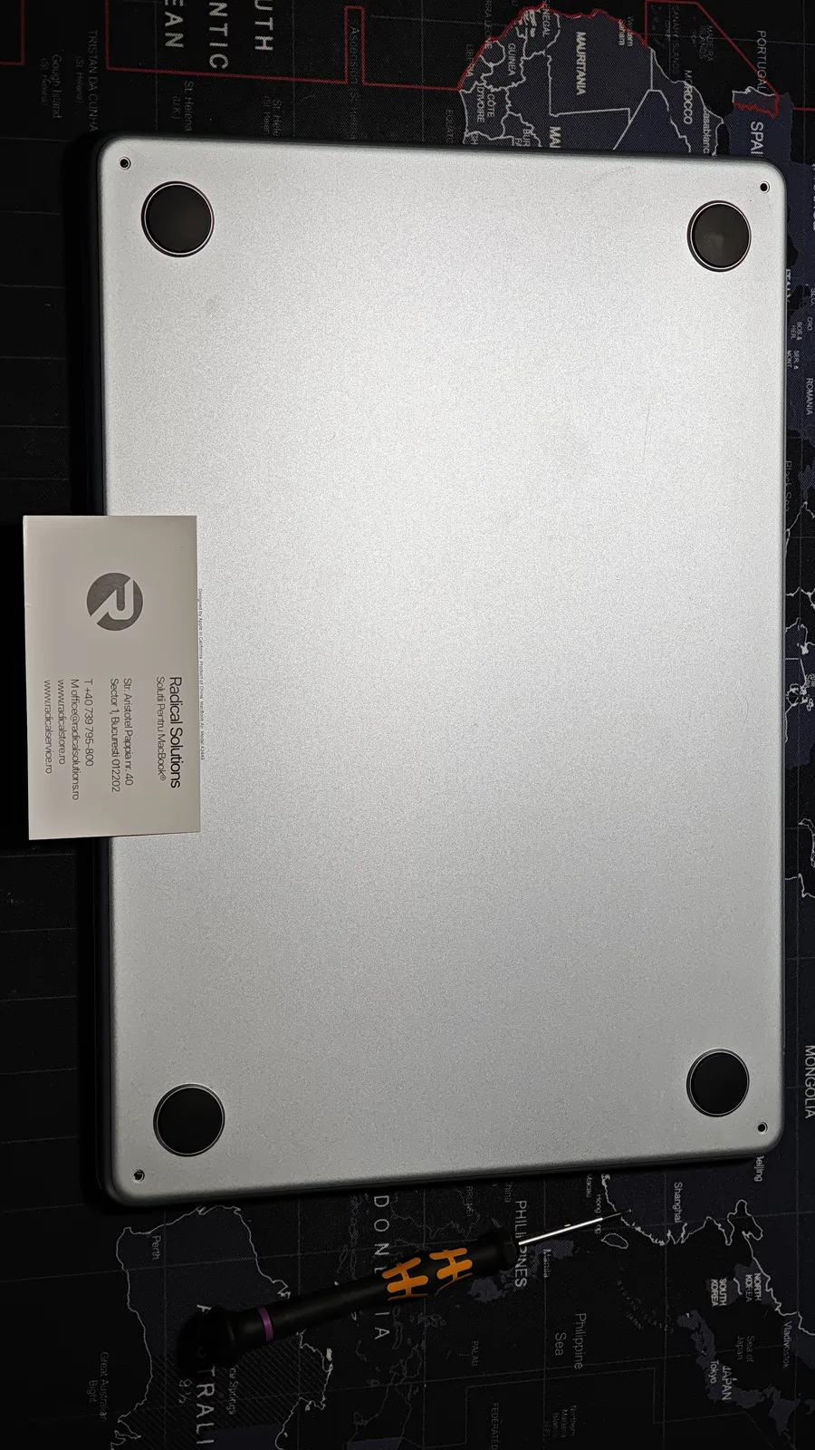 Carcasa de jos a MacBook Air M5, înainte de deschidere