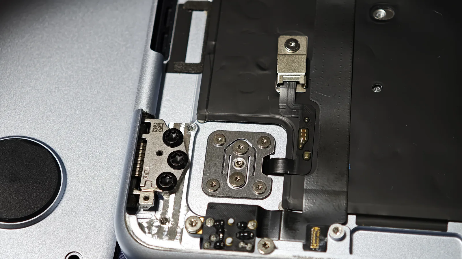 Zona balamalei stângi a MacBook Air M5: senzorul Lid Angle Sensor, placa secundară și conectorii