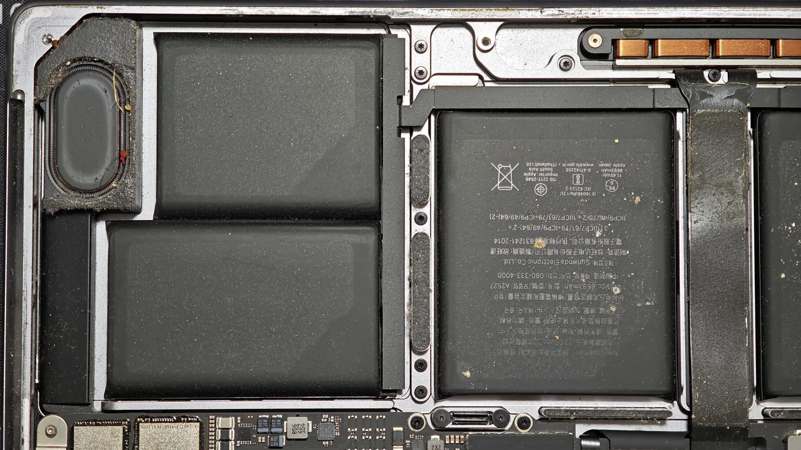 Bateria MacBook Pro 16 A2485 acoperită cu praf și particule de pământ