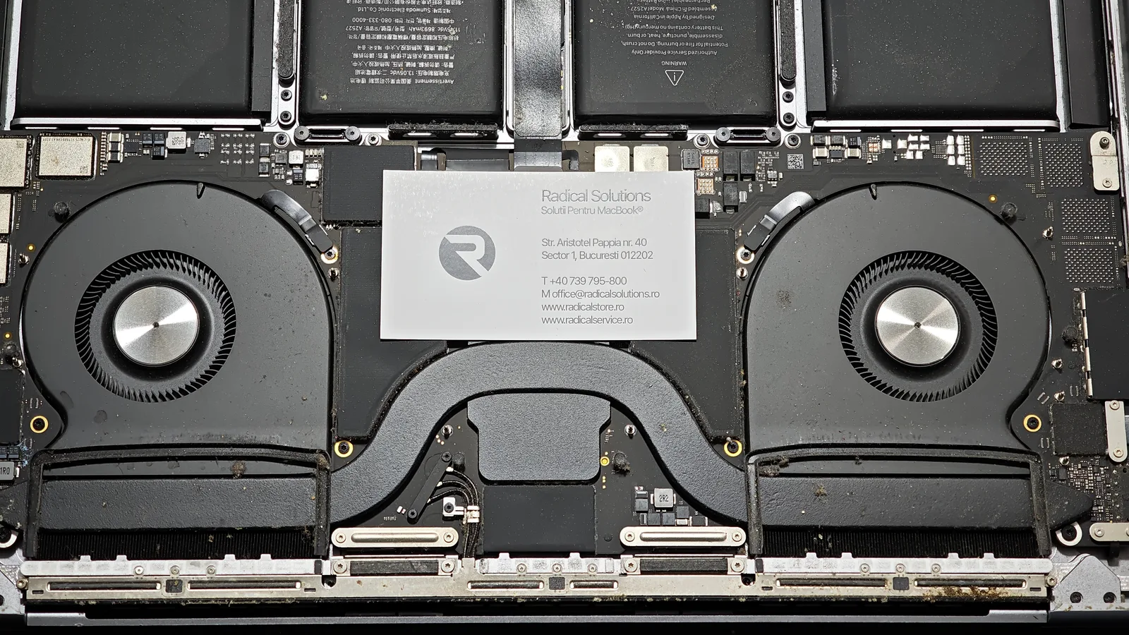 MacBook Pro 16 care nu mai pornește: lichid, praf și… pământ