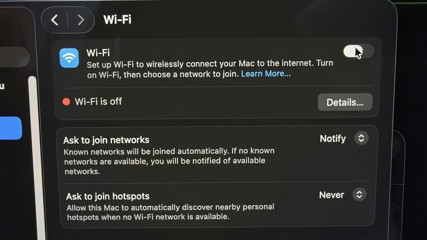 Setările Wi-Fi din macOS: Wi-Fi is off, comutatorul nu rămâne pornit