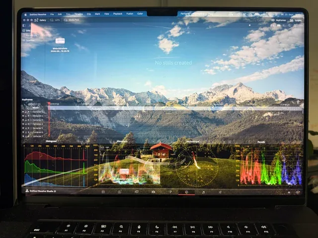 DaVinci Resolve on macOS 27: the maximized window turns semi-transparent and the wallpaper shows through