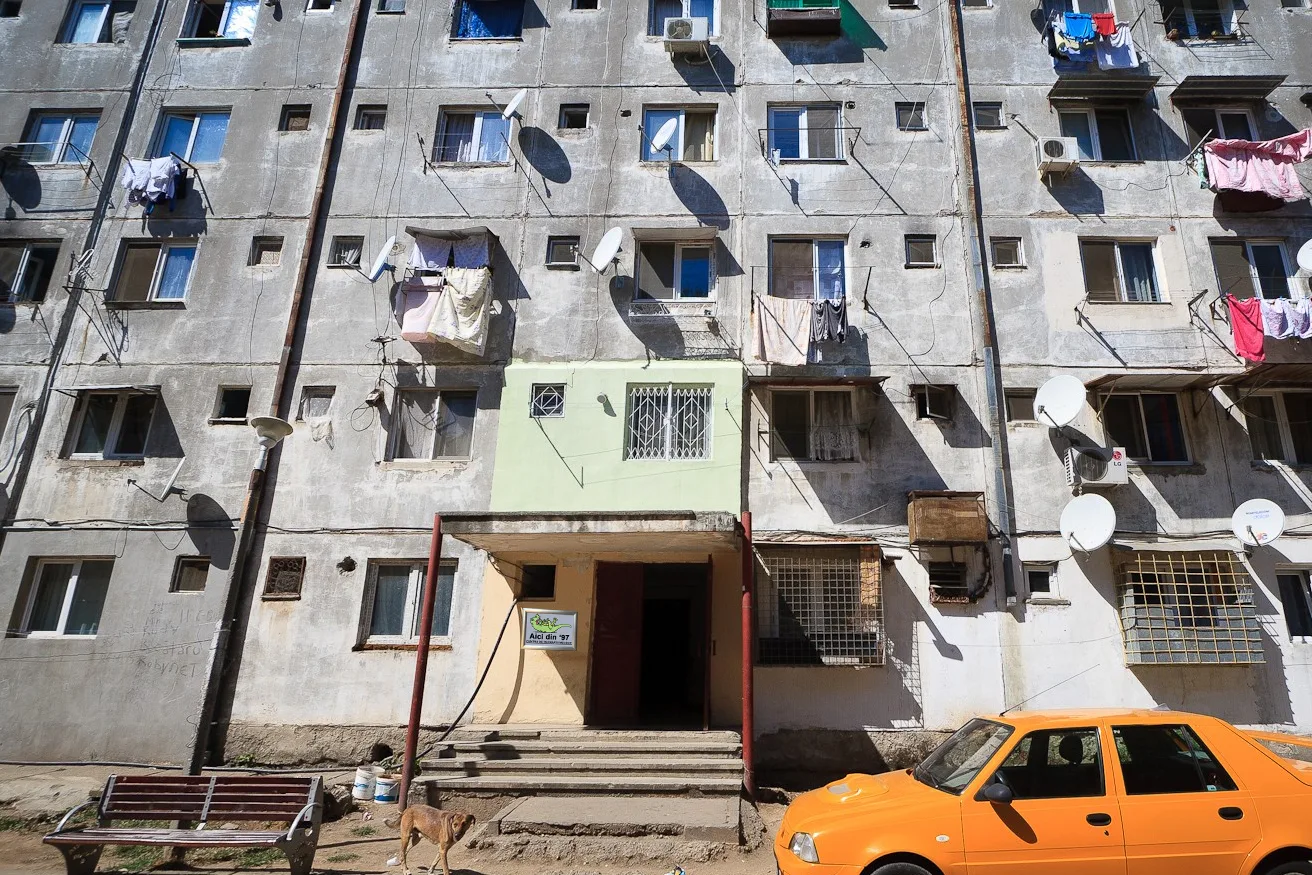 Intrare de bloc cu un afiș „Aici din ’97”: imaginea satirică a unui service de apartament apărut peste noapte