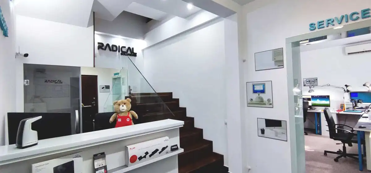 Recepția Radical Service, cu logo-ul Radical Solutions și intrarea în atelierul de service